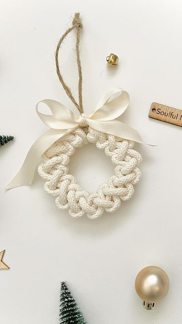 Mini Macrame Wreath Diy, Mini Macrame Christmas Tree, Soulful Notions Macrame, Mini Macrame Christmas Ornaments, Cool Macrame Ideas, Macrame Christmas Ornaments Diy Tutorial, Macrame Christmas Decorations Tutorial, Mini Wreaths Diy, Macrame Christmas Decorations Diy