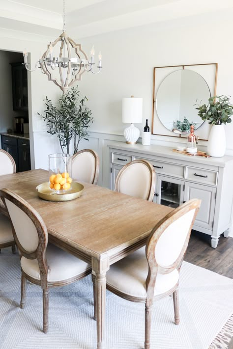 Dining Room Mirror Wall, Rustic Dining Set, Dining Room French, Mirror Dining Room, Classic Dining Room, French Country Dining, Dinning Room Design, Extension Dining Table, Dining Room Inspiration