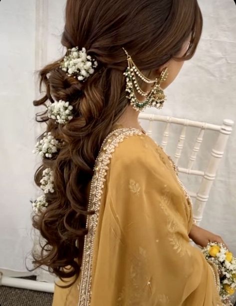 Hairstyle For Mehndi Event, Mehndi Night Hairstyles, Mendhi Hairstyles For Bride, Indian Hair Flowers, Hairstyles For Desi Weddings, Bridal Mehndi Hairstyles, Desi Hairstyles For Long Hair, Mehendi Hairstyles Brides, Mendhi Hairstyles