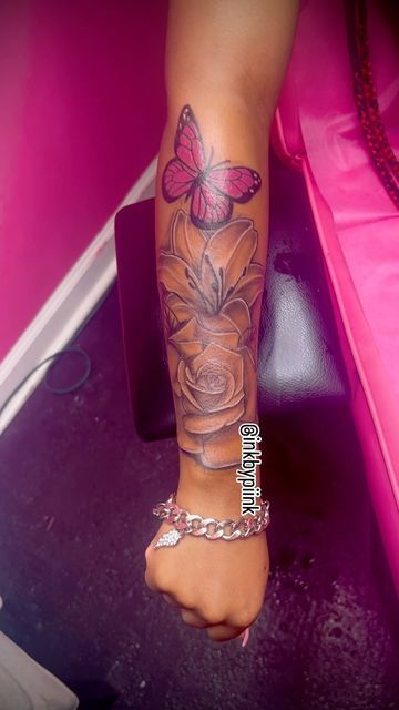 Birthday Tattoos Ideas, Sleeve Tattoos For Women Flowers, Rose Hand Tattoo Woman, Girly Arm Tattoos, But Tattoos For Women, Cute Arm Tattoos For Women, Sleeve Tattoos For Women Unique, Butterfly Tattoo On Back, Women Tattoos Ideas