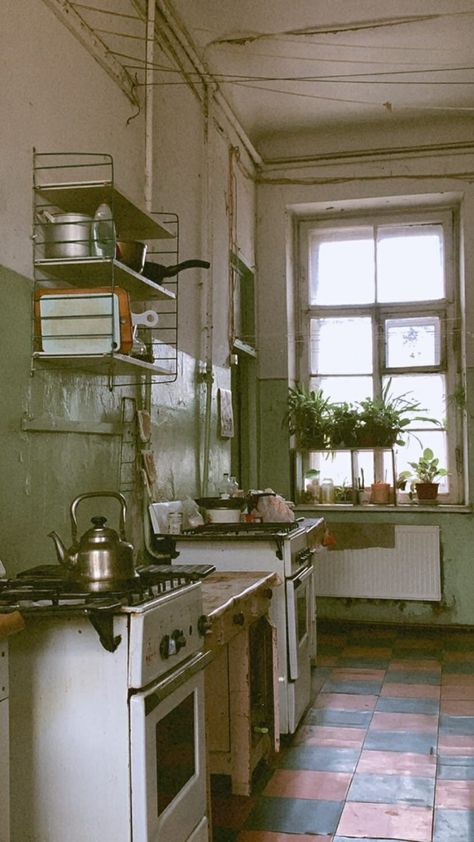 Grunge Kitchen, 1950s Homes, Soviet Apartment, Jean Milburn, Education Aesthetic, European Apartment, Mini Gym At Home Ideas, Vintage Apartment, Home Decor Diy Ideas