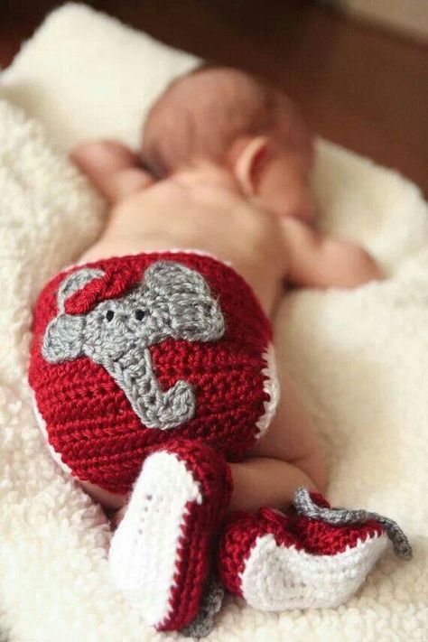 Crochet Bama diaper cover and booties. So cute!! Alabama Ornaments, Alabama Baby, Rammer Jammer, Bama Girl, Bama Football, Crimson Tide Football, Alabama Roll Tide, Crochet Bebe, Alabama Football