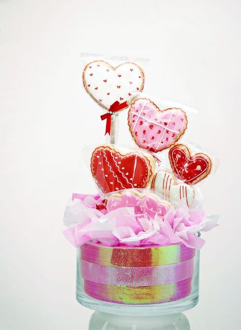 Valentine cookies by Lady Cupcake Valentine Cookie Bouquets, Flower Cookies Bouquet, Valentines Party Food, Valentine Cookie, Valentine Sugar Cookies, Valentines Baking, Edible Bouquets, Cookie Bouquet, Valentines Day Cakes