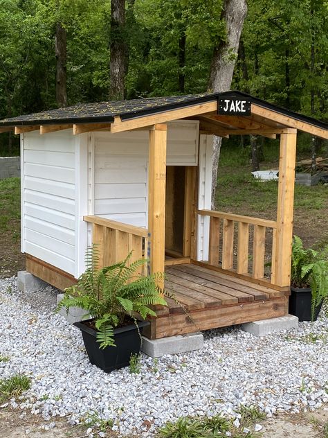 Dog House Ideas Outdoor, Dog Kennel Ideas Outdoor, Outdoor Dog Kennel Ideas, Doghouse Ideas, Dog House Diy Outdoor, Dog Patio, Dog Condo, Dog Kennel Ideas, Kennel Ideas Outdoor