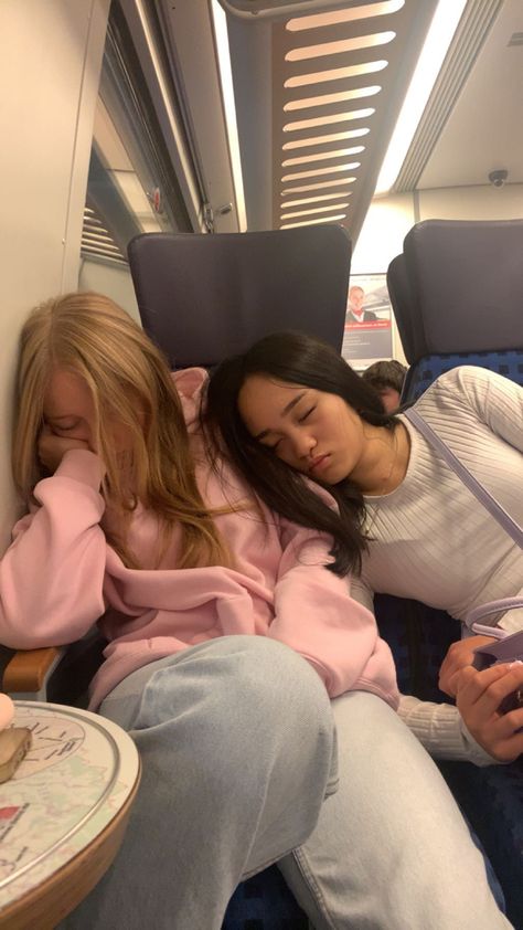 travel with friends aesthetic sleep Friends Sleeping Together Aesthetic, Friendgroup Travel Aesthetic, Girl Hangout, Lots Of Friends Aesthetic, Travel Besties, Friends Sleeping, Hotel With Friends Aesthetic, Bestie Trip Aesthetic, Friends Trip Aesthetic