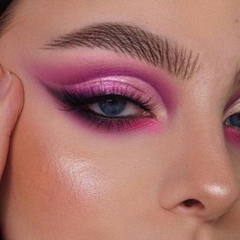 Magenta Makeup Look, Magenta Eye Makeup, Magenta Tattoo, Magenta Eyeshadow, Magenta Makeup, Pink Glitter Makeup, Eye Makeup For Hooded Eyes, Makeup Layout, Concert Makeup