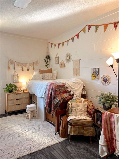 Pink Boho Dorm Room, Room Ideas Aesthetic Boho, Dorm Room Plants, College Dorm Room Aesthetic, College Dorm Room Ideas Aesthetic, Dorm Room Ideas Aesthetic, Boho Dorm Room Ideas, Bohemian Dorm Rooms, College Dorm Room Ideas