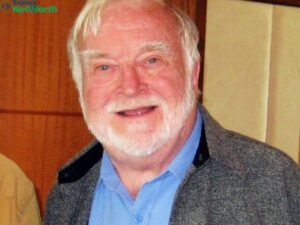 In 2023, Mihaly’s net worth was Around $5 Million. In this article, we will learn about Mihaly Csikszentmihalyi’s Net Worth, Salary as a Hungarian-American psychologist, earnings in 2023, and Total Wealth. Mihaly was a well-known Hungarian-American psychologist who coined the term “flow”, referring to a state of mind that enhances productivity. He held the position... Mihaly Csikszentmihalyi, I Thought Of You Today, Austin Kleon, Science Stories, Intrinsic Motivation, American Psychological Association, The University Of Chicago, Job Career, Positive Psychology