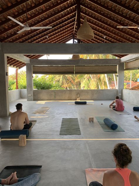 Yoga Shala Design Outdoor, Maldives Spa, Outdoor Yoga Studio, Yoga Deck, Yoga Centre, Yoga Shala, Mma Gym, Yoga Studio Design, Yoga Studios