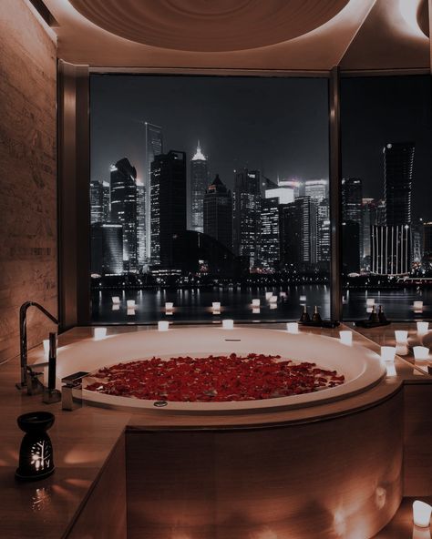 Fancy Apartment, Bathtub Aesthetic, Romantic Bath, Freya Mikaelson, Bath Aesthetic, 80s Interior, Luxury Hotel Room, Romantic Room, City At Night