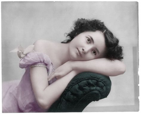 Woman Resting, Portrait Vintage, Post Mortem, Photo Vintage, Vintage Portraits, White Photo, Memento Mori, Vintage Pictures, Vintage Photographs