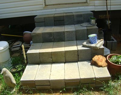 Make Steps From Cinder Blocks- not as pretty as is it practical. we have an area that desperately needs better steps and a retaining wall. Maybe I'll use the extra cinder blocks there? Cinder Block Steps, Diy Cabana, Cinder Block Ideas, Outside Steps, Cinder Block Bench, Block Bench, Cinder Block Garden, Brick Steps, Patio Steps