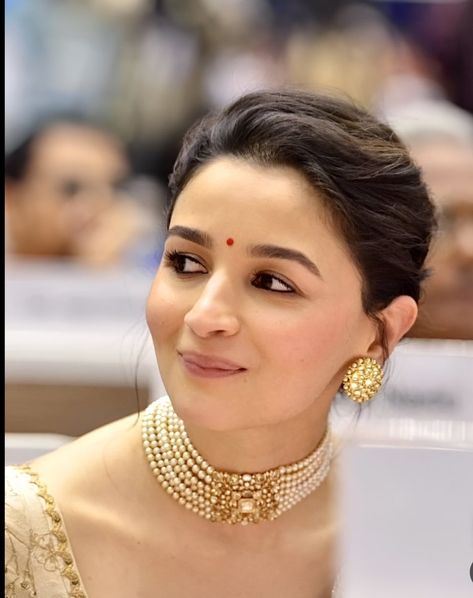 Bollywood Celebrity Jewellery, Celebrity Jewelry Indian, Light Makeup For Saree, Alia Bhatt Jewellery, Alia Hairstyles, Pearl Necklace With Saree, Hair Styles For Engagement Brides, Pearl Gold Necklace Indian, Pearls Jewelry Indian