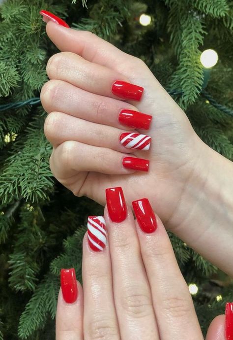 Simple Xmas Nails Red And Green, Christmas Nails Full Colour, Christmas Nails Regular Polish, Christmas Coffin Nails Simple, Chr8stmas Nails, Small Nails Christmas, Christmas Nails 2022 Candy Cane, Red And Green Christmas Nails Coffin, Cute Square Christmas Nails