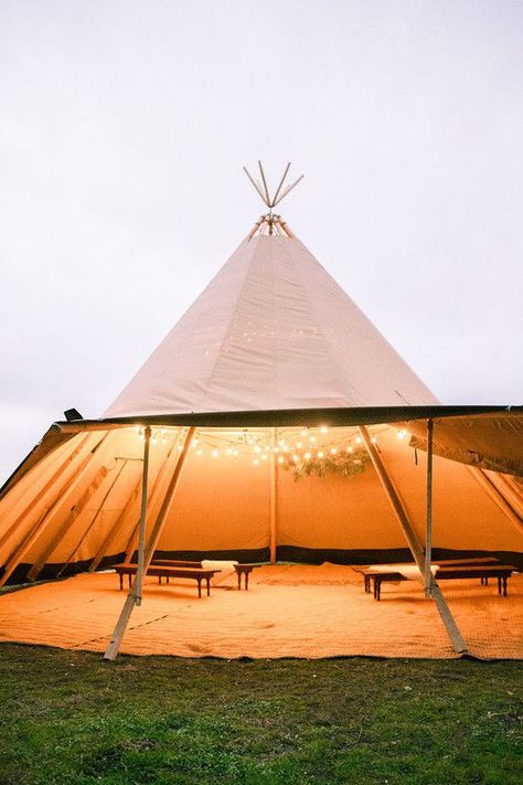 Bohemian wedding inspiration with a teepee Wedding Teepee, Glamping Wedding, Glamping Weddings, Teepee Party, Tipi Tent, Wedding Bohemian, Bohemian Wedding Inspiration, Tipi Wedding, Boho Wedding Inspiration