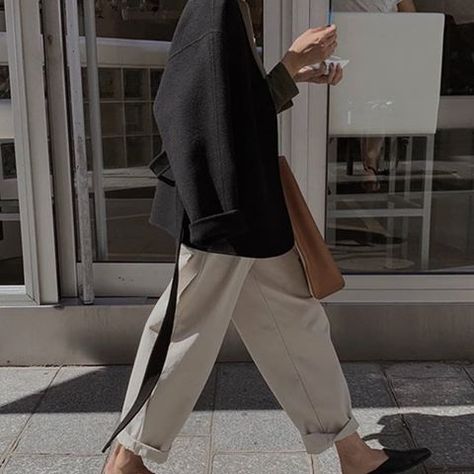 Stylepines (@stylepines) • Instagram photos and videos Carrot Pants Outfit, Effortless Chic Outfits, Minimal Stil, Soft Feminine Outfits, Carrot Pants, Cool Girl Outfits, Outfit 2020, Christmas Outfit Ideas, Casual School Outfits