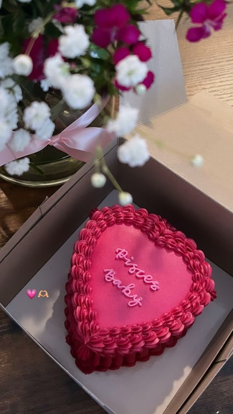 Heart Shaped Cakes Birthday Leo, Horoscope Birthday Cake, Vintage Cake Pisces, Zodiac Sign Cake Aesthetic, Picese Zodiac Cake, Picies Zodiac Cake, Pisces Birthday Cake Ideas, Pink Aries Cake, Pink Pisces Aesthetic