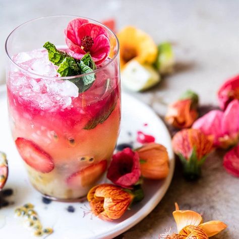 11 cocktails for Mother's Day Magical Drinks, Strawberry Hibiscus, Cocktail Inspiration, Bar Stuff, Beverage Recipes, Spring Cocktails, Rum Cocktails, Cheesecake Cupcakes, Cocktail Sauce