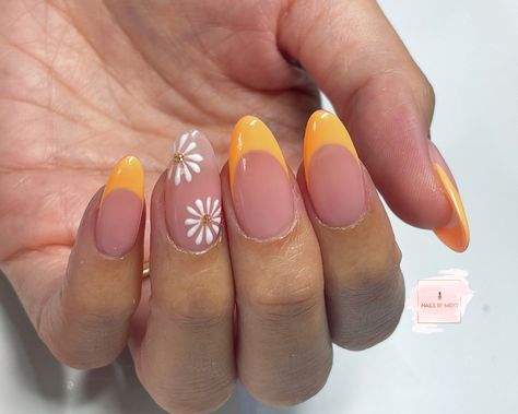 Orange Flower French Tip Nails, French Manicure With Daisy, Orange Daisy Nails, Spring Nails 2024 French Tip, French Tip W Flowers, French With Flower Design Nails, French Nails With Design On Ring Finger, French Nails With Flower Design, French Tip Nails With Flower Design