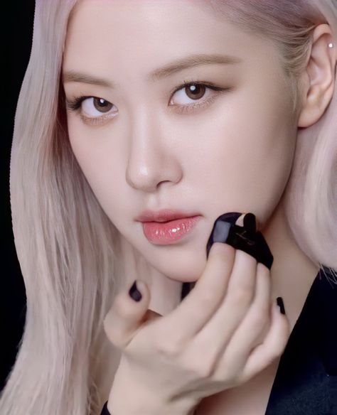 #parkchaeyoung #blackpink Rosé Blackpink Face, Rosé Blackpink Makeup, Rosé Blackpink Blue, Rosé Vogue, Rosé Ysl, Rose Makeup, Rose Queen, Roseanne Park, Ysl Beauty