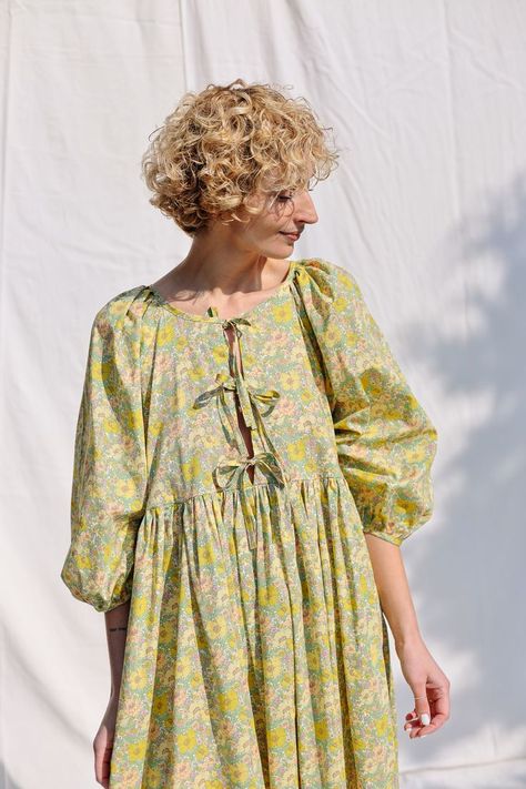 Feminine Casual, Stylish Short Dresses, A Beautiful Flower, Ruffled Skirt, Puff Sleeve Dress, Body Dress, Puffed Sleeves Dress, Fashion Design Clothes, Mid Length Dresses