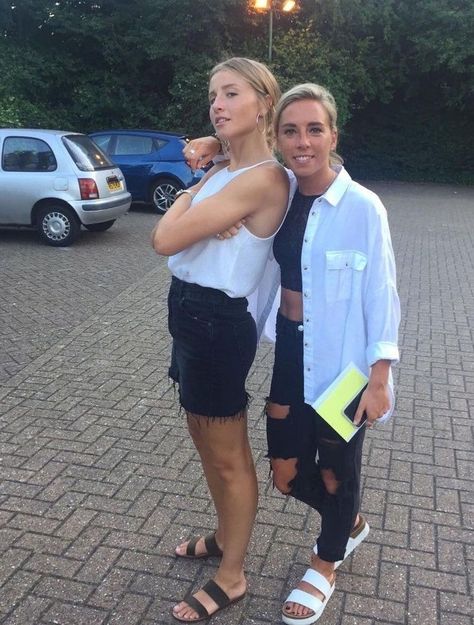 leah williamson & jordan nobbs Leah Williamson Jordan Nobbs, Leah Williamson And Jordan Nobbs, Woso Couples, Jordan Nobbs, Football Gf, Caitlin Foord, Soccer Girlfriend, Soccer Couples, England Lionesses