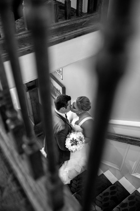 Stairwell Wedding Pictures, Winter Wedding Photography Indoor, Wedding Photoshoot Stairs, Stairway Wedding Photos, Indoor Wedding Picture Ideas, Wedding Stairs Photography, Wedding Photo Ideas Inside, Wedding Photos Staircase, Indoor Wedding Poses