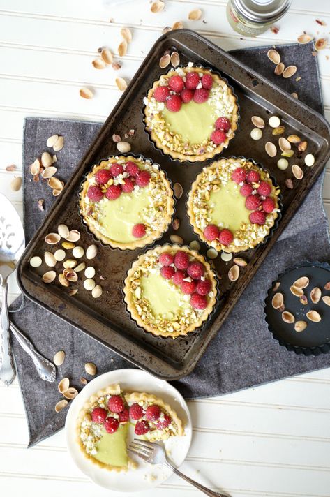 Mousse Tart Recipes, Pistachio And Raspberry Tart, Pistachio Tartelette, Vegan Pistachio Tart, Mini Rasberry Tart, Raspberry Tartlets, Pistachio Tart, Raspberry Pistachio, Mini Recipes