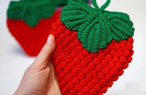 Crochet Pot Holders Free Pattern, Crochet Shawl Diagram, Crochet Applique Patterns Free, Crochet Hot Pads, Crochet Deer, Crochet Classes, Crochet Strawberry, Crochet Fruit, Crochet Towel