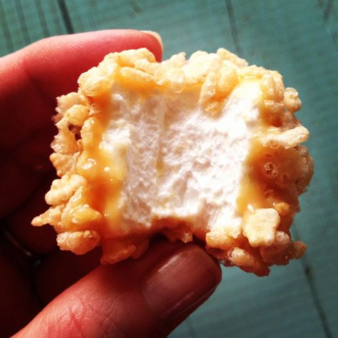 Marshmallow Caramel Rice Krispies Puffs....melt caramels with sweetened condensed milk, and butter. Dip marshmallows into the caramel mixture, then roll in Rice Krispies. Caramel Rice Krispies, Marshmallow Caramel, Rice Crispy Treats, Fun Foods, Rice Krispie Treats, Crispy Treats, Homemade Candies, Köstliche Desserts, Sweetened Condensed Milk