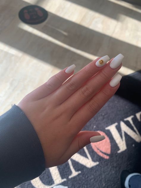 White Smiley Face Nails, White Nails Smiley Face, Fun White Nails, Smiley Face Nails, Short Coffin Nails Designs, White French Nails, Short Coffin Nails, White Acrylic Nails, Acrylic Nails Coffin Short