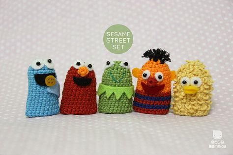 Crochet Sesame Street, Sesame Street Crochet, Crochet Superhero, Crochet Finger Puppets, Finger Puppet Patterns, Crochet Wrist Warmers, Puppet Patterns, Crochet Food, Finger Puppet