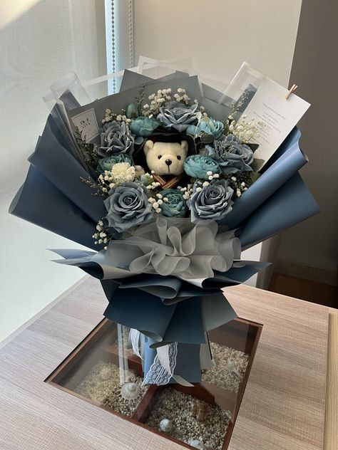 Buket Wisuda Aesthetic, Graduation Bouquet For Boys, Bucket Graduation, Bouquet Wisuda, Flower Bouquet Graduation, Bucket Wisuda, Paper Rose Craft, Graduation Flower Bouquet, Bucket Gifts