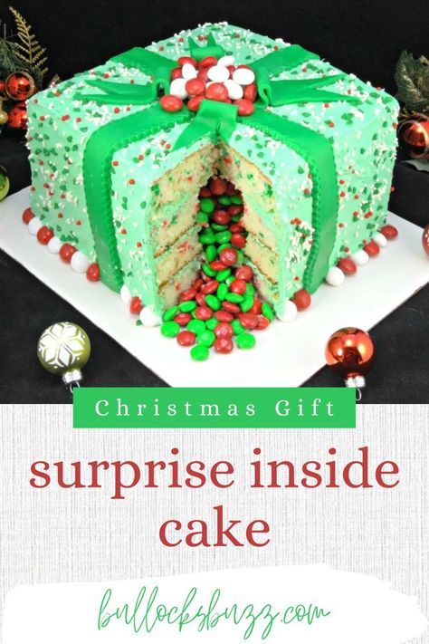 Beautiful red and green cake designed to look like a Christmas present with candy spilling out where a slice has been cut from the cake. Pinata Cake Recipe, Surprise Inside Cake, Piñata Cake, Present Cake, Gift Box Cakes, Pinata Cake, Surprise Cake, Mini Tortillas, Christmas Planning