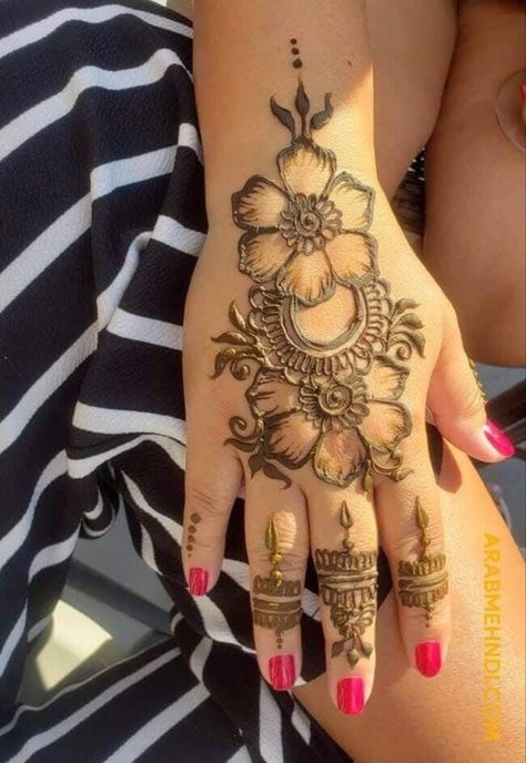 Dubai Mehendi Designs, Basic Henna, Full Hand Mehndi Design, Unusual People, Simple Mehendi Designs, Henna Designs For Kids, Tato Henna, Hand Mehndi Design, Mehndi Designs For Kids