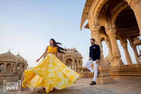 Prewedding Poses, Pre Wedding Photoshoot Theme, Pre Wedding Photoshoot Props, Pre Wedding Photoshoot Outfit, Wedding Photoshoot Props, Pre Wedding Shoot Ideas, Indian Wedding Couple Photography, Pre Wedding Photoshoot Outdoor, Wedding Photoshoot Poses