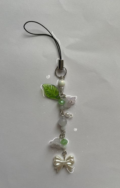 Flowers Made Of Beads, Phone Charm Keychain, Flower Phone Charm, Phone Charms Diy, Phone Charm Aesthetic, Cute Phone Charms, Frog Keychain, Green Charms, Diy Bracelets Easy