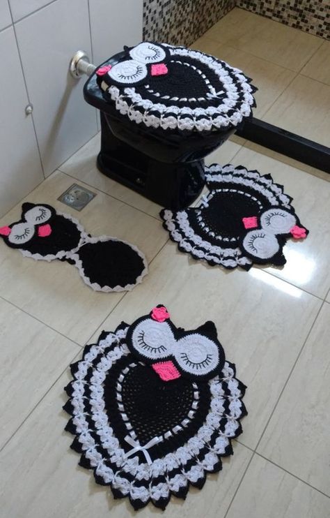 Owl Bathroom, Owl Rug, Crochet Applique Patterns Free, Bathroom Crafts, Crochet Heart Pattern, Crochet Owl, Beading Patterns Free, Crochet Decoration, Crochet For Home