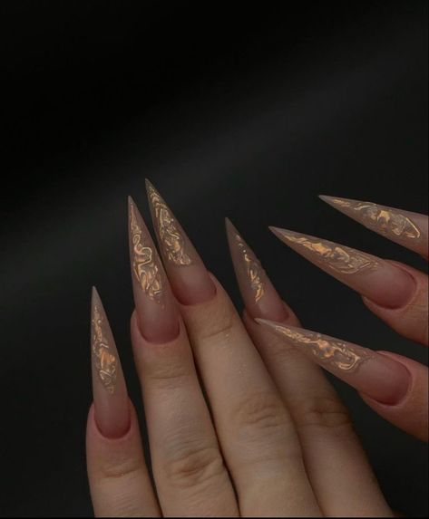 Pisces Aesthetic Nails, Gold Stiletto Nails, Stilleto Nails Designs, Sharp Nails, Long Stiletto, Grunge Nails, Stiletto Nails Designs, Glow Nails, Classy Acrylic Nails