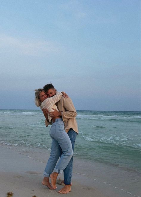 Aesthetic Romantic Couple, Poses Reference Photo, Couple Vacation Pictures, Couple Beach Poses, Romantic Beach Couple, Beach Couple Poses, Beach Pictures Inspo, Shots To Make, Hugs And Kisses Couples