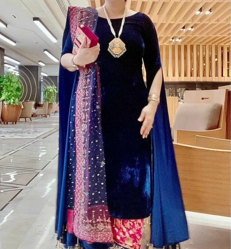 Amazing color combination velvet outfits Velvet And Banarsi Dress, Valvet Suite Design Simple, Velvet Pakistani Dress Color Combinations, Valvet Suite Design Pakistani, Valvet Suite Design, Velvet Frock Design, Winter Velvet Dresses, Stylish Velvet Dress, Valvet Dress