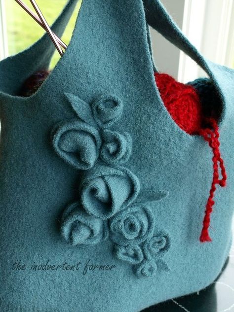 Gorgeous bag made from recycled sweaters, (felted wool). I love the roses trim! Sac Tote Bag, Pinterest Challenge, Alpaca Wool Sweater, Recycled Sweaters, Wool Bags, Sweater Bags, Old Sweater, Wool Projects, Upcycle Projects