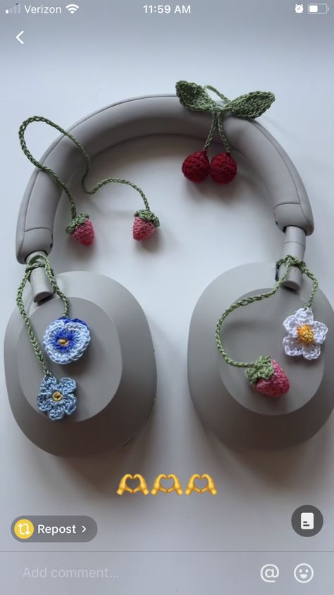 Beat Headphones Decorated, Crochet Patterns Headphones, Headphones Accessories Diy, Headphone Decoration Crochet, Headphone Charms Crochet, Headphone Crochet Accessories, Crochet Headphone Charm, Crochet Headphone Cover Free Pattern, Headset Crochet