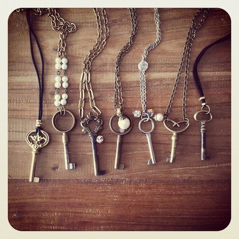 Skeleton Key Jewelry, Collar Hippie, Key Necklace Vintage, Key Crafts, Old Keys, Skeleton Keys, Key Jewelry, Repurposed Jewelry, Vintage Keys