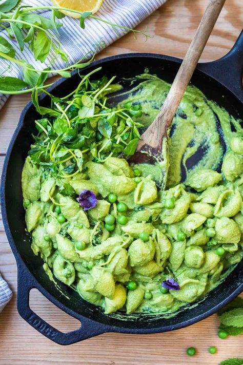 Pea pasta Creamy Pea Pasta, Pea Sauce, Pea Pasta, Broccoli Pasta Recipe, Feasting At Home, Creamy Peas, Pasta With Peas, Pea Pesto, Green Pasta