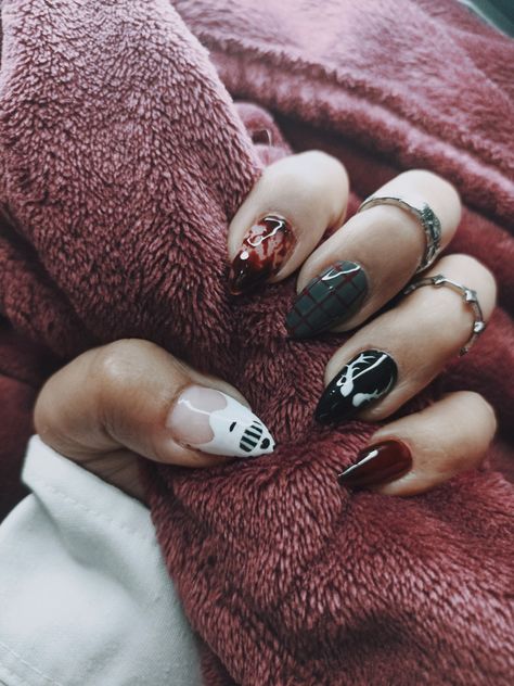 Some blood, Hannibal's mask, wendigo horns, Hannibal's gray and red suit The Last Of Us Nails Art, Silence Of The Lambs Nails, Tv Show Inspired Nails, Professional Halloween Nails, Hannibal Nails, Supernatural Nails Designs, Tv Nails, Supernatural Nails, Scorpio Nails