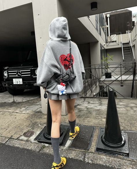 Japanese Streetwear Women, Y2k Street Style, Japan Outfits, Women Back, Oufits Casual, Hoodie Outfit, 가을 패션, Back To School Outfits, Inspiration Mode