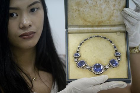 An official from the Presidential Commission on Good Government (PCGG) shows a piece of jewellery seized by the Philippine government from former first lady Imelda Marcos, at the Central Bank headquarters in Manila on November 27, 2015. Philippine authorities had the dazzling collection appraised by auction houses for a second day, ahead of a possible sale. AFP PHOTO / NOEL CELIS / AFP / NOEL CELIS (Photo credit should read NOEL CELIS/AFP/Getty Images) Stephen Silver, Cullinan Diamond, Philippine Government, Mao Zedong, Queen Outfits, Gem Collection, Marco Antonio, Jewelry Auction, Royal Jewels