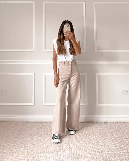 Marine Jeans Outfit, Zara Marine Straight Jeans Outfit, Neutral Casual Outfits, Beige Outfits For Women, Beige Wide Leg Pants Outfit, Beige Jeans Outfit, Beige Pants Outfit, Marine Jeans, Wide Leg Outfit