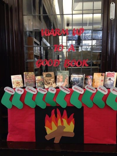 Christmas Book Fair Ideas, Winter Book Displays Public Libraries, Christmas Library Displays Ideas, Library Holiday Displays, Library Christmas Decor, Christmas Library Decor, Library Christmas Display, Christmas Library Decorations, Winter Library Displays